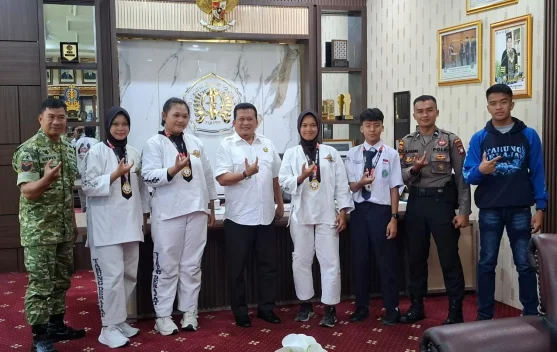 Tiga Mahasiswi Baru Polnep Raih Emas di Open Turnamen Tarung Derajat Kalbar