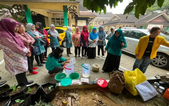 Tim PKM UPB Dampingi PKK Pontianak Kota Kembangkan Eco Enzyme dan Pestisida Nabati