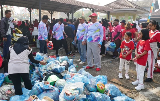 Warga Ponsel Jalan Sehat Sambil Pungut Sampah