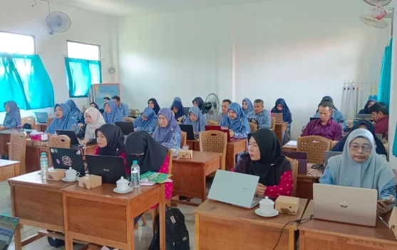 MTs Negeri Singkawang Dorong Inovasi Pembelajaran melalui Pelatihan AI bagi Guru