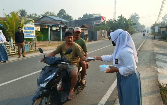 Kabut Asap Karhutla, Pemuda Muhammadiyah Bagikan Ribuan Masker