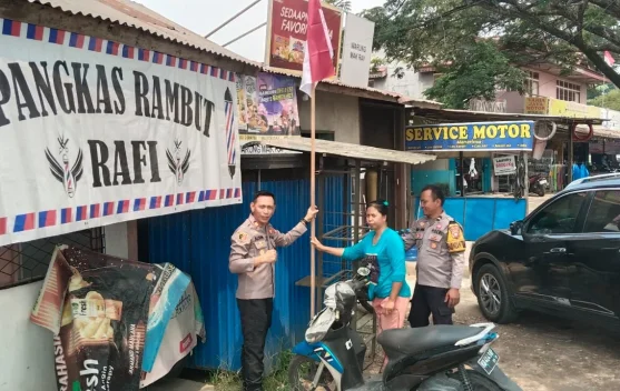 Polisi Pasang Bendera Merah Putih di Rumah Warga Sungai Ambawang