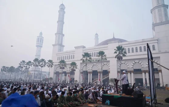 Ribuan Umat Islam Salat Istisqa di Masjid Raya Mujahidin