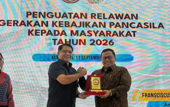 Franciscus Sibarani Serahkan 20.000 Masker dan 150 Tabung Oksigen ke Kubu Raya