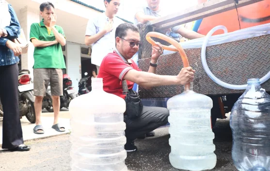 Diskominfo Salurkan 2.000 Liter Air Bersih untuk Warga Gajah Mada 5