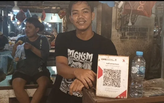 Pedagang Ayam Pasar Flamboyan Rasakan Kemudahan Bayar Pakai QRIS