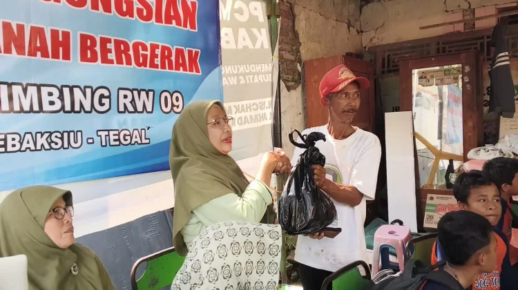 Siswa SDN Lebaksiu 01 Salurkan Bantuan Korban Tanah Bergerak di Kajen