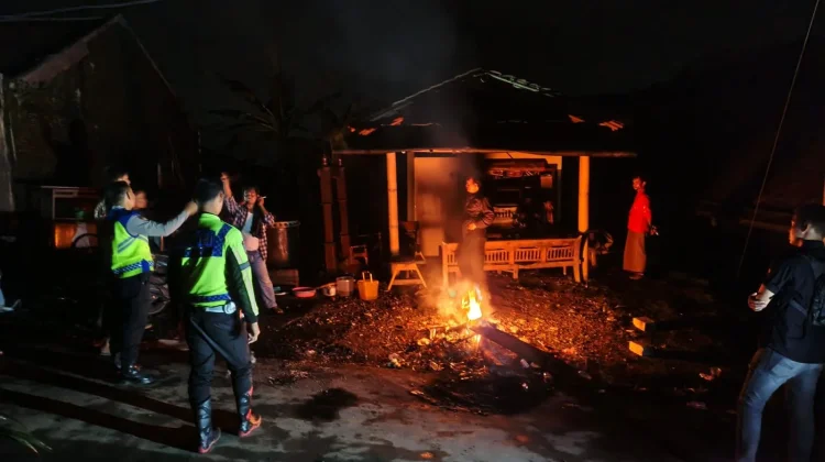 Personel Polres Tegal Amankan Lokasi Bencana Tanah Bergerak Padasari