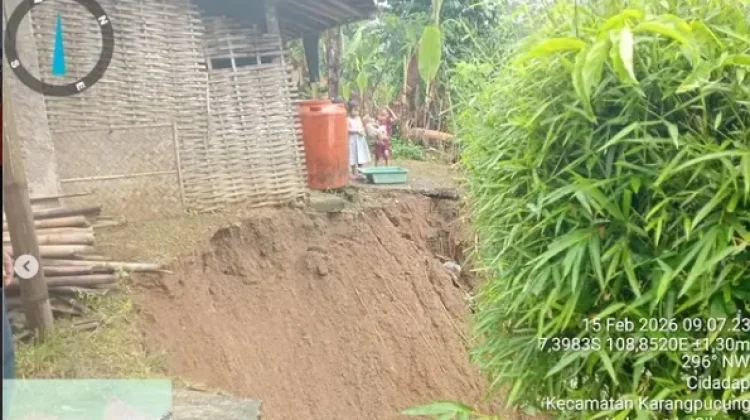 Hujan Deras Picu Longsor di Cidadap, Dua Rumah Terancam