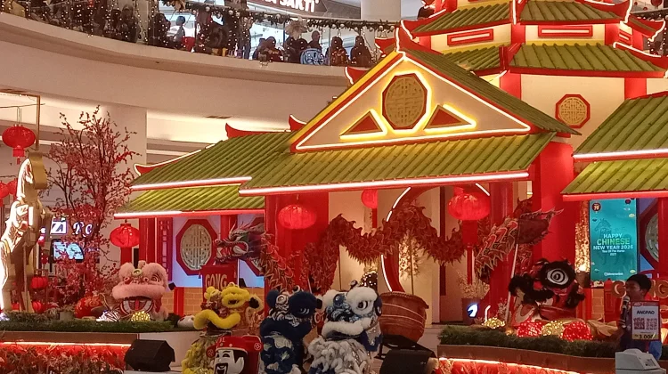 Ribuan Pengunjung Padati Atraksi Barongsai di Rita Supermall