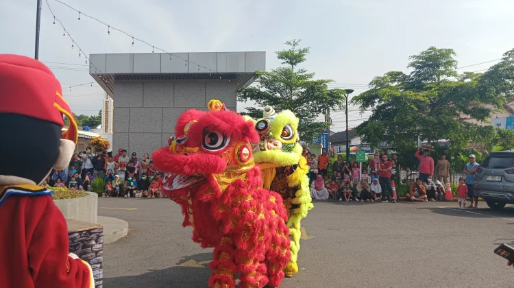 Ada Barongsai di Stasiun Purwokerto, Masyarakat Antusias Menonton