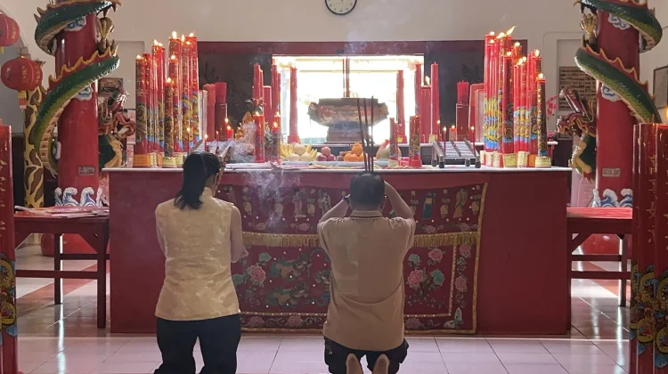 Sembahyang Imlek, Warga Tionghoa Langitkan Doa dan Harapan