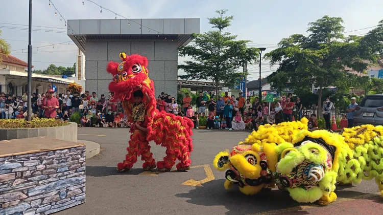 Barongsai Grup Mulia Bakti Meriahkan Stasiun Purwokerto