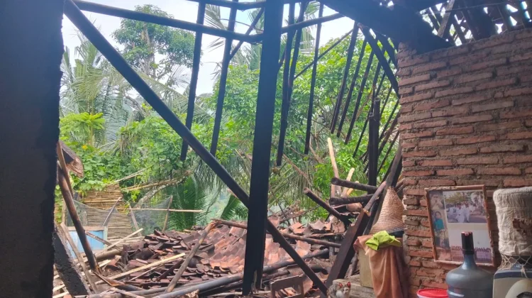 Hujan Deras & Angin Kencang Robohkan Dapur Rumah Warga di Karanggayam