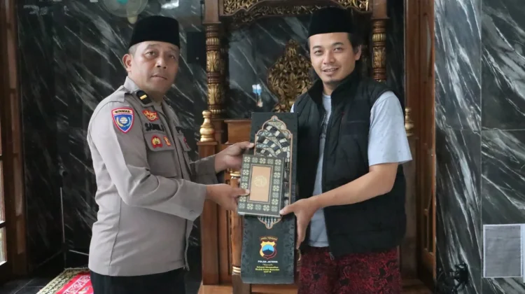 Polres Kebumen Salurkan Sajadah-Al-Qur’an ke Sejumlah Masjid
