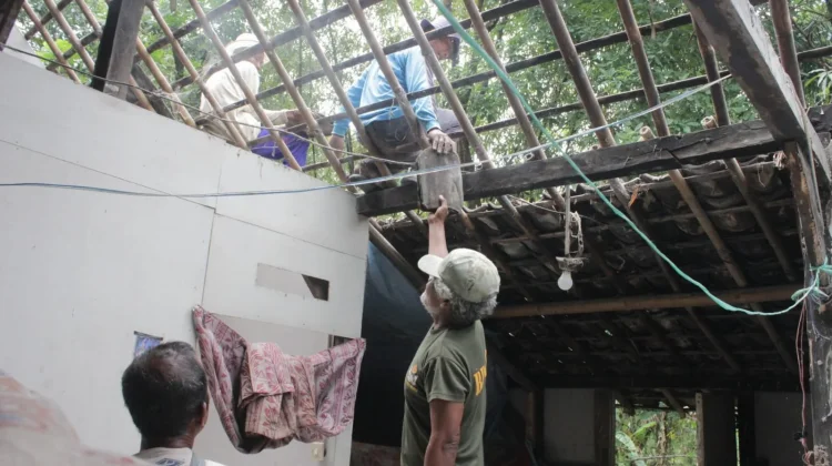 Nurcholis Gotong Royong Bantu Renovasi Rumah Sarnewi