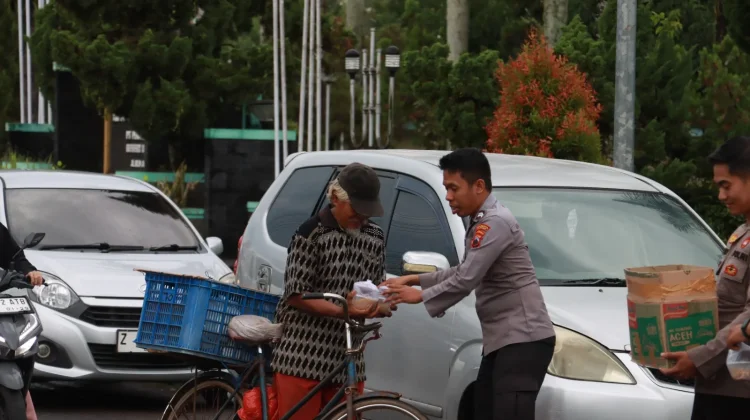 Polresta Cilacap Turun Jalan, Tebar Kebaikan Ramadan