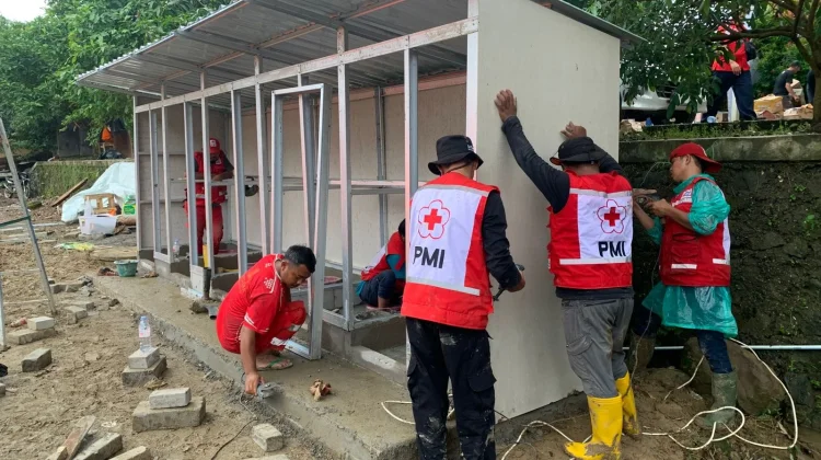 Relawan WASH PMI Kabupaten Tegal Bangun MCK di Pengungsian Padasari