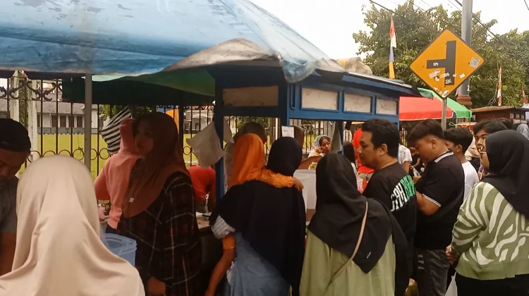 Geliat Ekonomi di Depan Masjid Jenderal Besar Soedirman Selama Ramadan