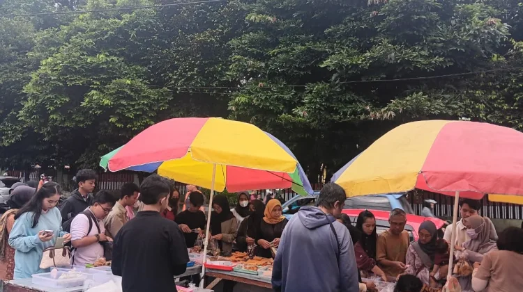 Antusiasme Masyarakat Berburu Takjil di Sekitar Unsoed