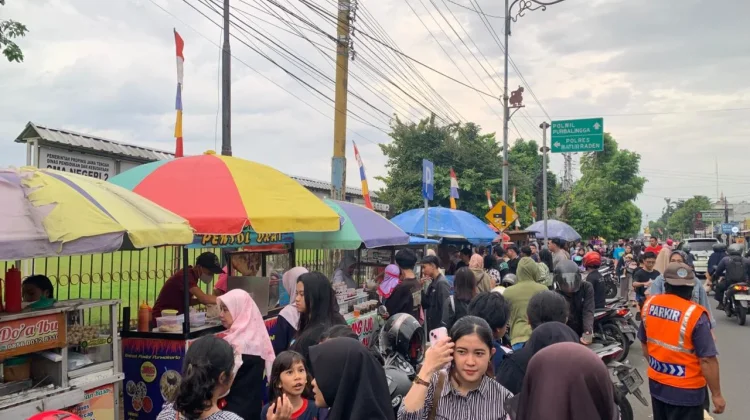 Antusias Masyarakat Serbu Takjil Trotoar SMAN 2 Purwokerto