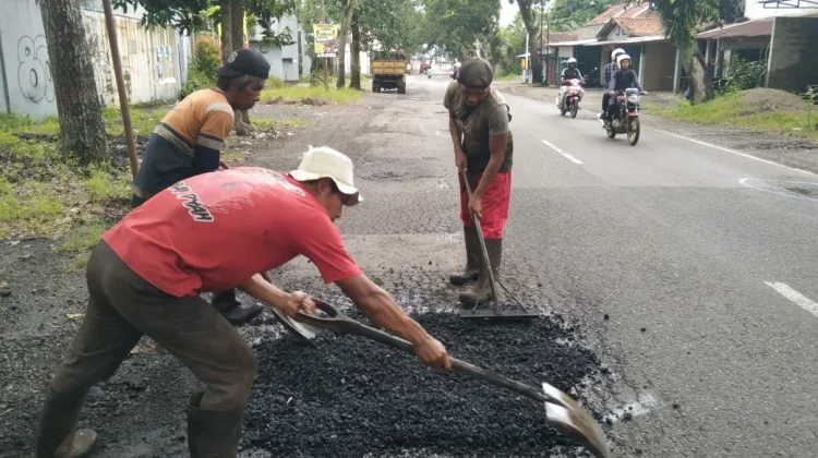 DPU gerak cepat perbaiki jalan Kalikabong usai terima keluhan