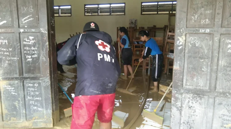 PMI dan Siswa Bersihkan SMPN 2 Suradadi dari Lumpur Sisa Banjir