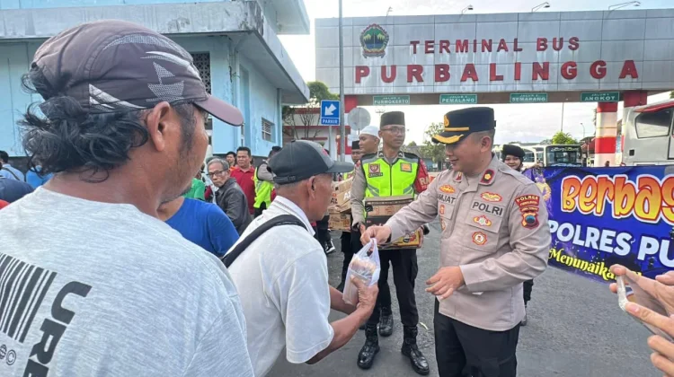 Polres Purbalingga Gelar Pembagian Takjil Selama Ramadan