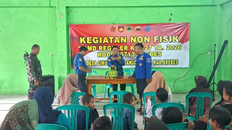 Ibu-Ibu PKK Desa Cikuya Dilatih Sigap Hadapi Kebakaran