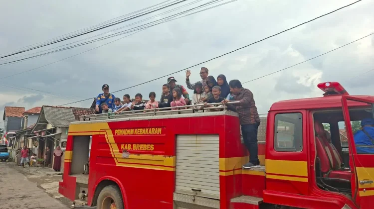 Serbu Mobil Damkar, Anak Desa Cikuya Pengalaman Pertama