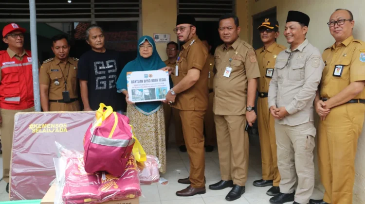 Aksi Sigap Pemerintah Kota Tegal Bantu Lansia Korban Hujan Badai