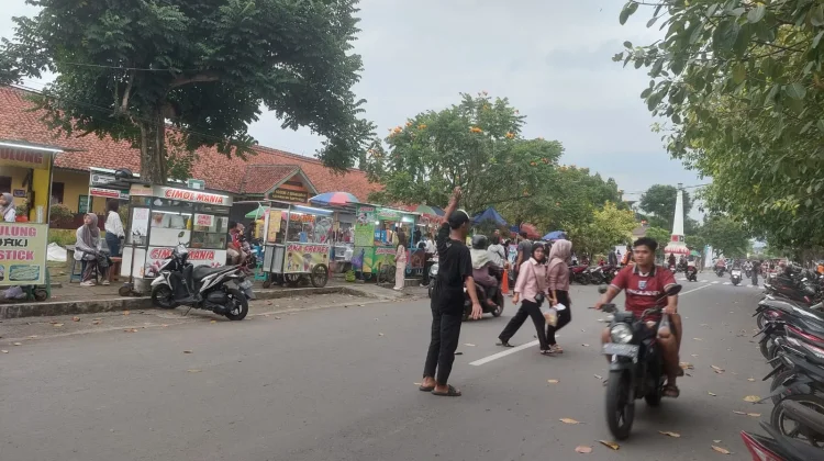 Menjelang Berbuka Alun-Alun Banyumas Ramai Pemburu Kuliner
