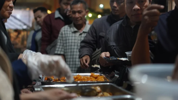 Buka Gratis Prasmanan, Masjid Ini Sediakan 600 Porsi Per Hari