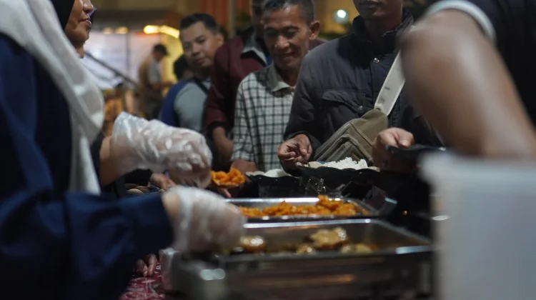 Ramadan 2026, Masjid 17 Konsisten Berbagi Prasmanan