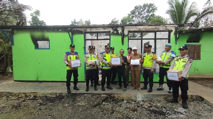 Polsek Kaligondang Salurkan Bantuan untuk Korban Kebakaran di Sidanegara