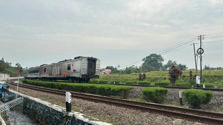 KAI Daop 5 Purwokerto Larang Ngabuburit di Pinggir Rel Kereta Api