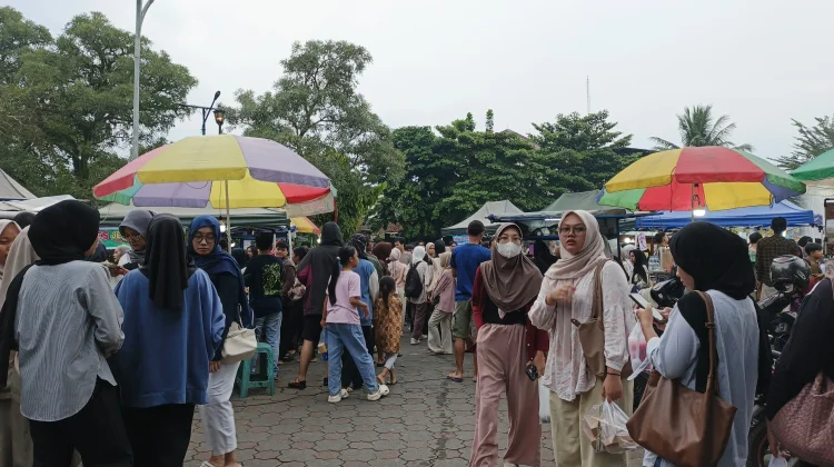 Antusiasme Pengunjung Ramaikan Pasar Ramadan UMP