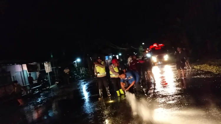 Tumpahan Material Semen Ganggu Pengendara di Cimanggu, Damkar Majenang Bertindak