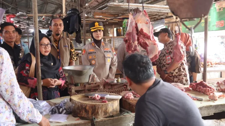 Polres Purbalingga Bersama Stakeholder Cek Harga Bapokting di Pasar Segamas