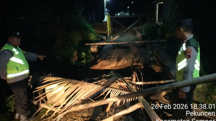 Jembatan Penghubung Makam dan Cagar Budaya di Sempor Ambruk
