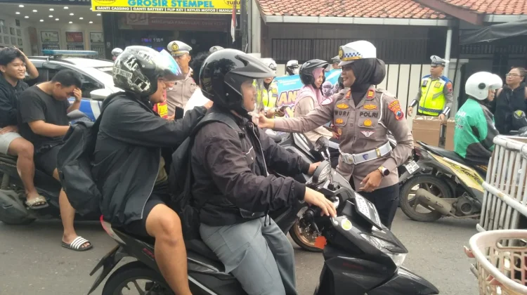 Satlantas Polres Tegal Bagikan Takjil Kepada Pengguna Jalan
