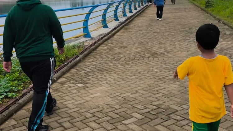Warga Manfaatkan Kolam Retensi Menara Pandang untuk Olahraga Sambil Ngabuburit