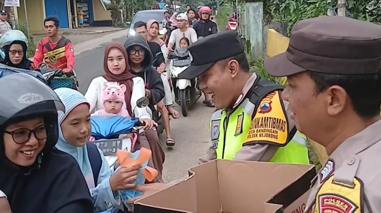 Kapolsek Kejobong Turun Langsung Bagikan Takjil ke Pengguna Jalan
