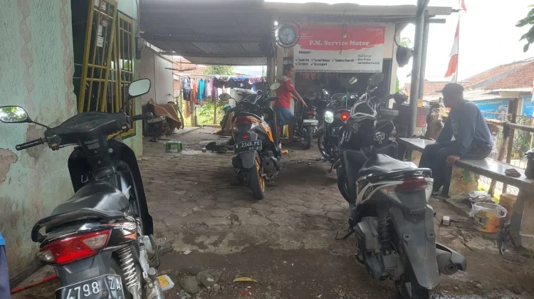 Kejujuran Jadi Kunci, Bengkel Sederhana di Desa Laris