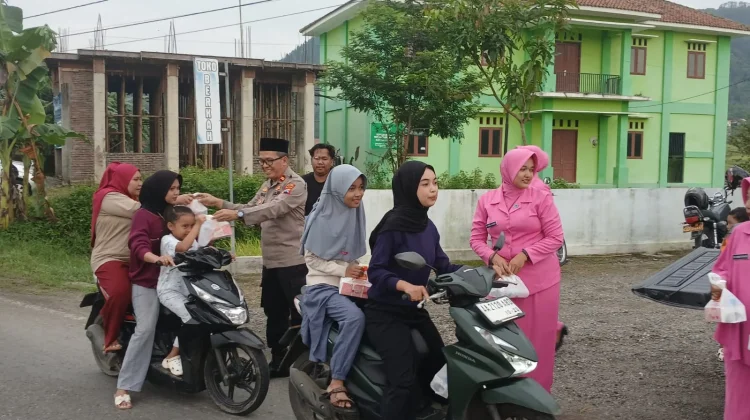 Patroli Ngabuburit Meriah, Polsek Karangsambung Bagikan 100 Paket Takjil