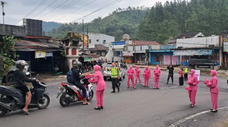 Polsek Karangreja dan Bhayangkari Bagikan 100 Paket Takjil