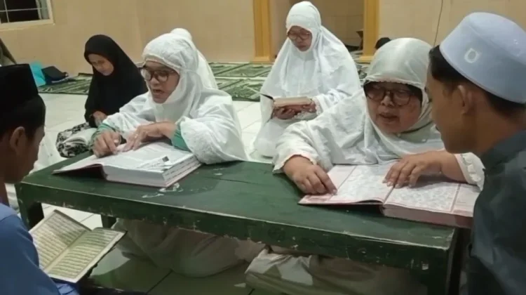 Demi Pahala dan Teladan, Lansia di Banjarnegara Semangat Belajar Baca Al-Qur’an