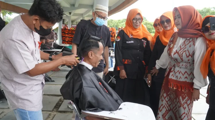 Srikandi Pemuda Pancasila Kota Tegal Gelar Potong Rambut Gratis