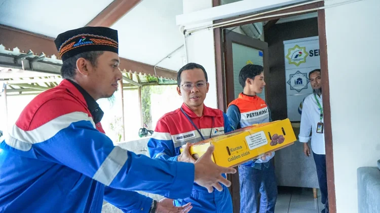 Perwira Kilang Cilacap Berbagi Kurma untuk Warga Binaan Lapas di Nusakambangan