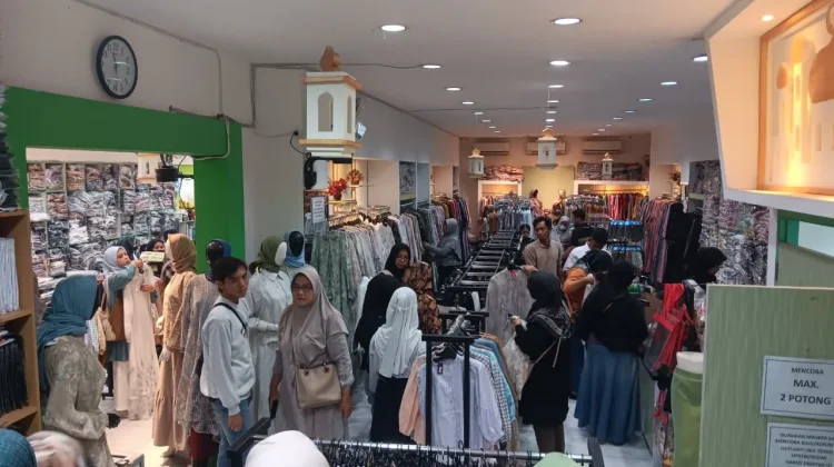 Jelang Lebaran, Toko Pakaian di Banyumas Ramai Diserbu Pembeli